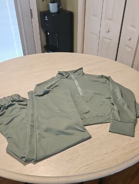 Light Sage Green Two-Piece Athletic Set,  Sz Large Like New!!